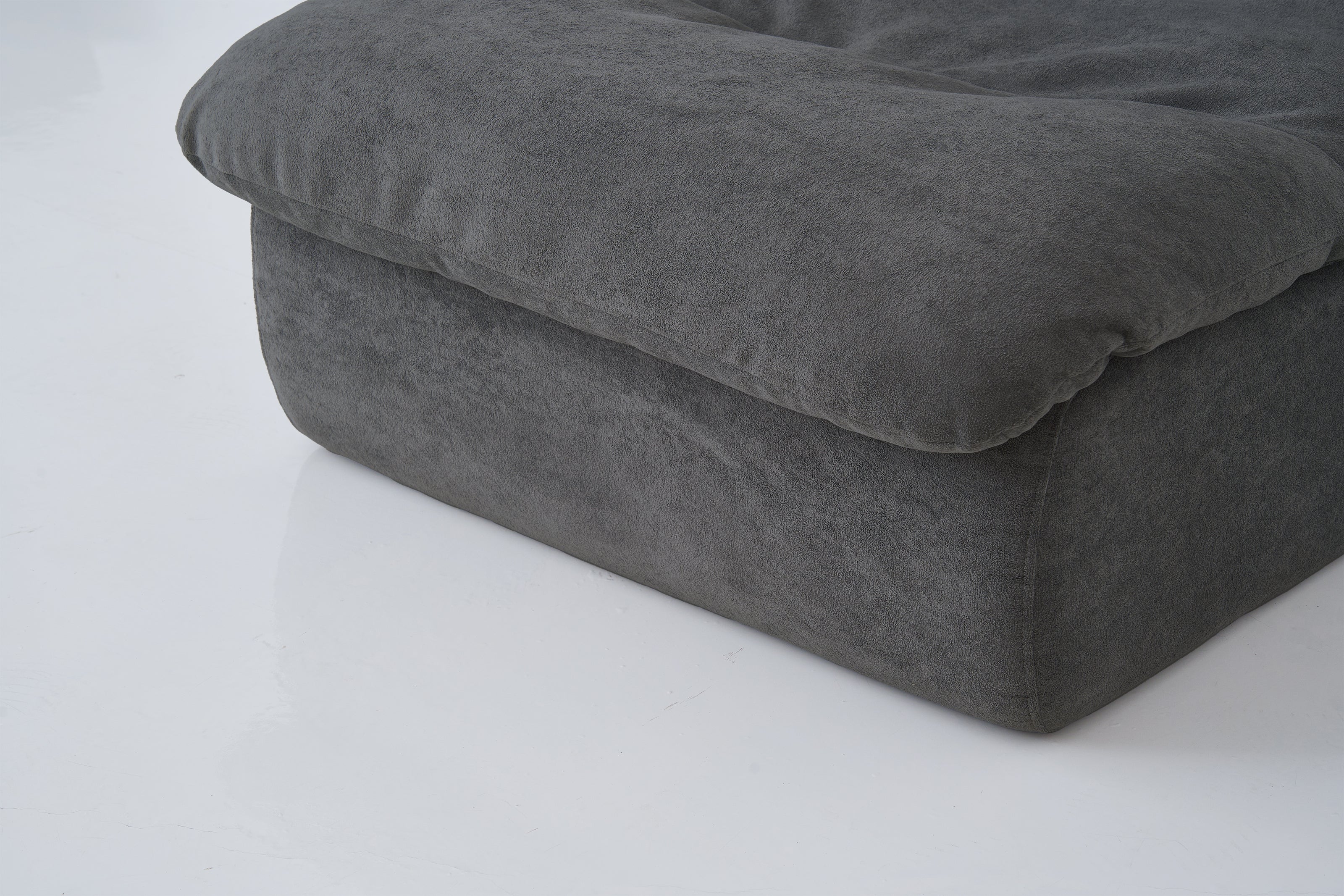 VS-001 — Cloud Lounge Chair